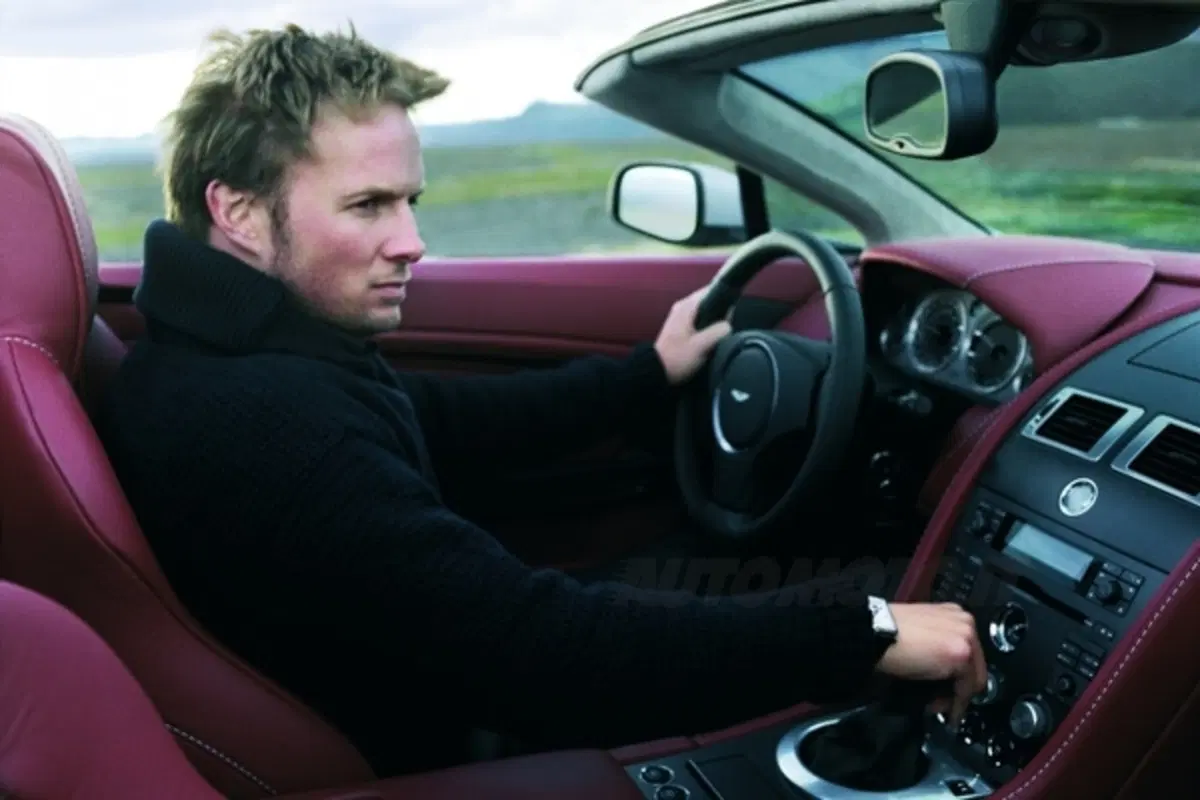 Aston Martin Vantage Roadster (14)