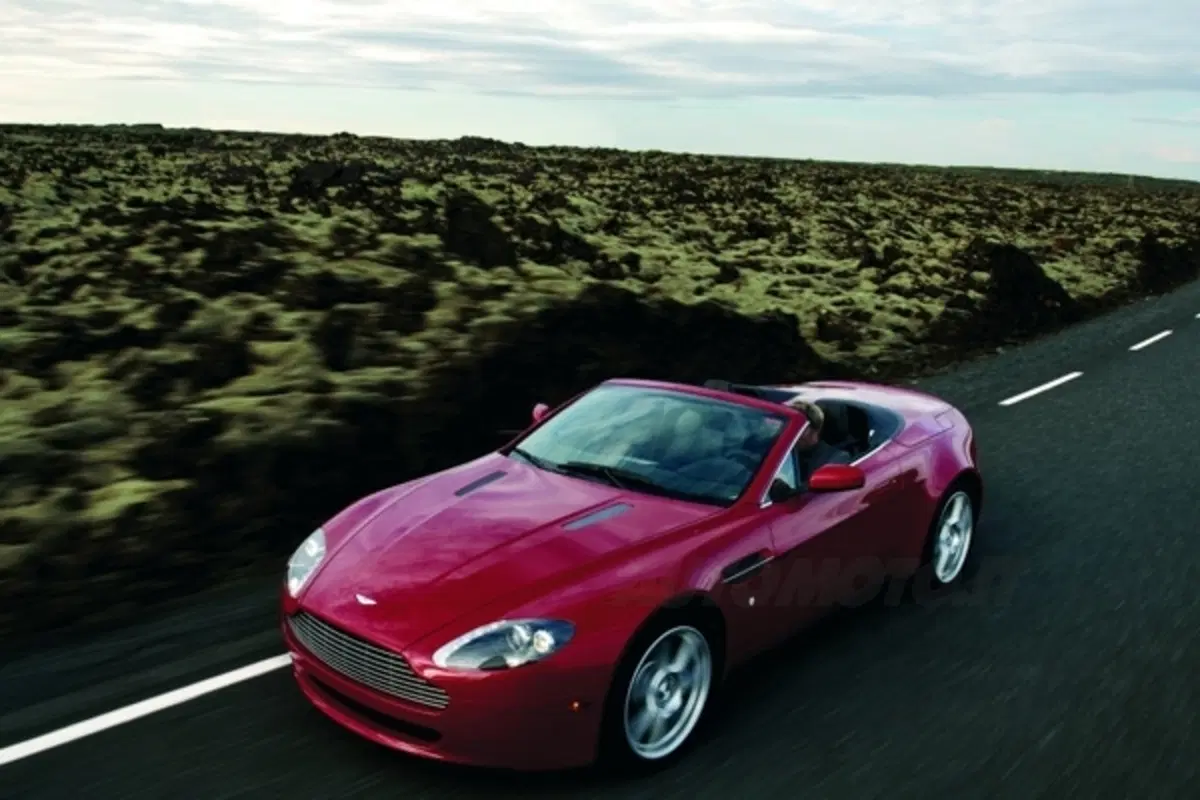 Aston Martin Vantage Roadster (16)