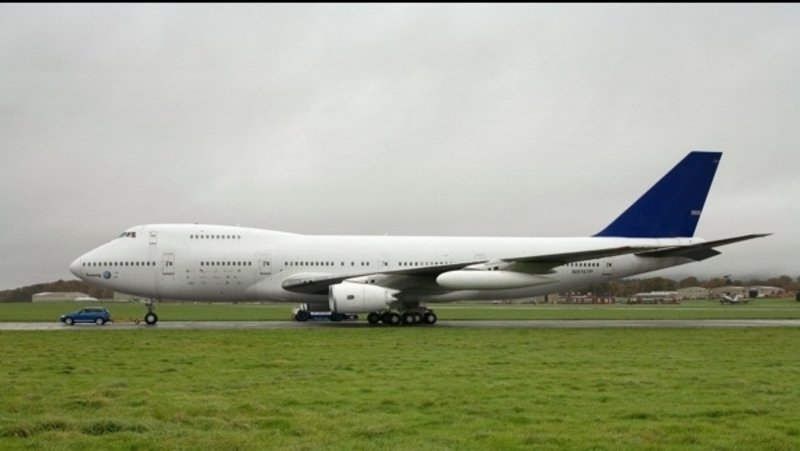 Una Touareg V10 traina un Boeing 747