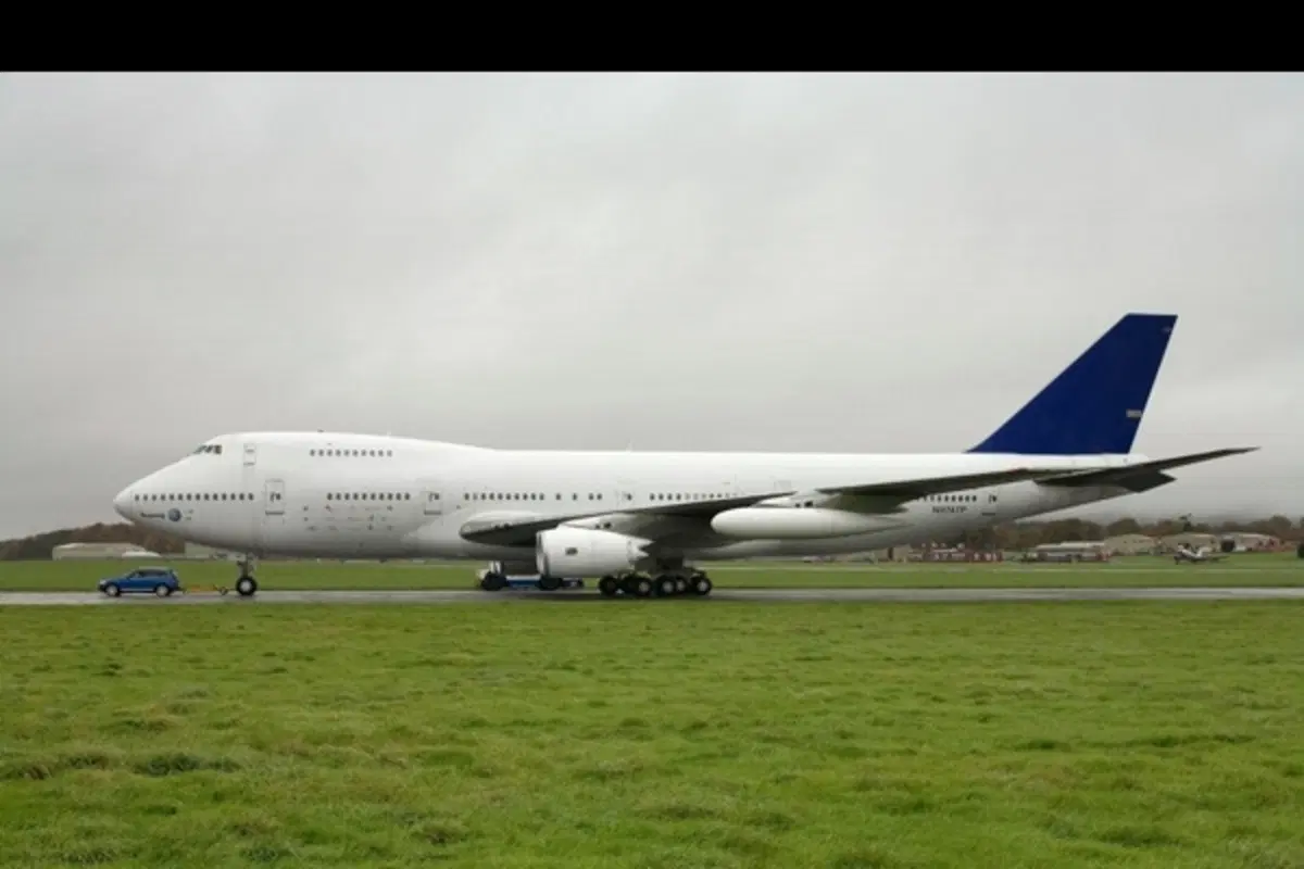 Una Touareg V10 traina un Boeing 747