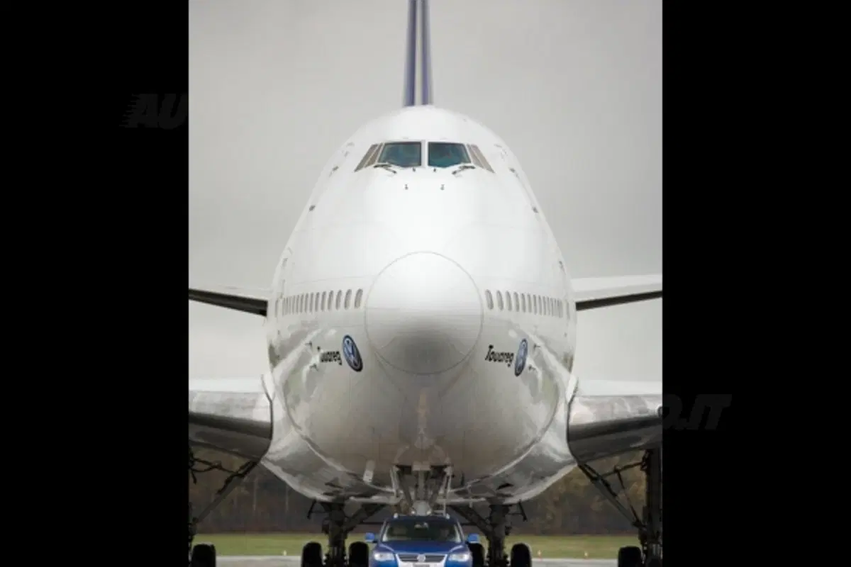 Una Touareg V10 traina un Boeing 747 (2)