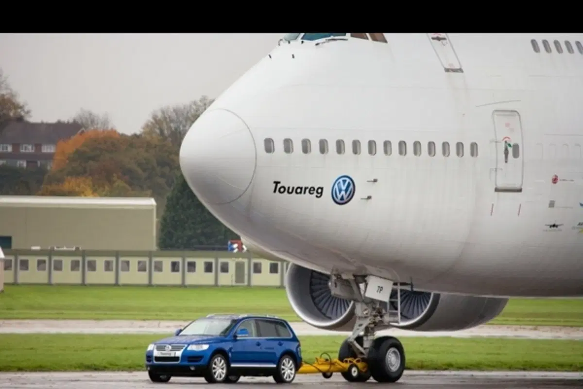 Una Touareg V10 traina un Boeing 747 (3)