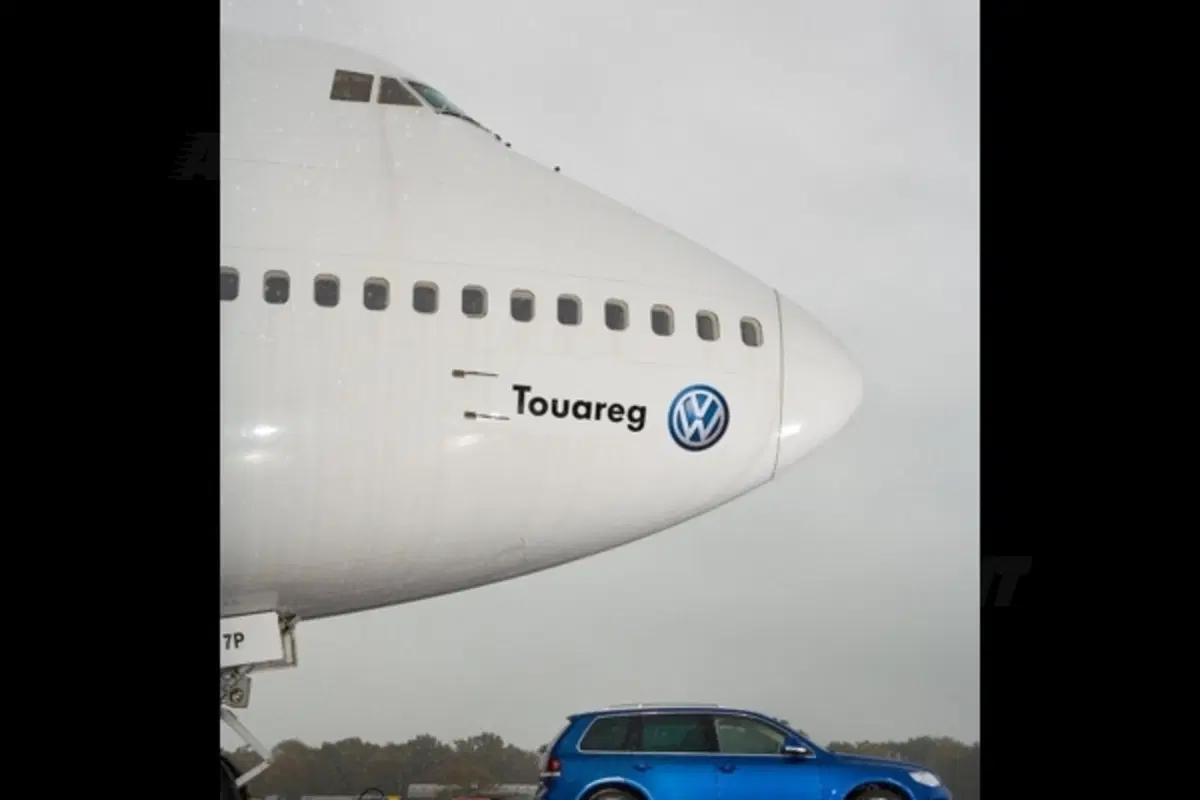 Una Touareg V10 traina un Boeing 747 (4)