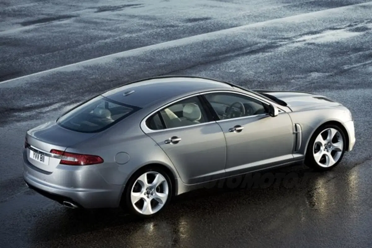 Jaguar XF (2)