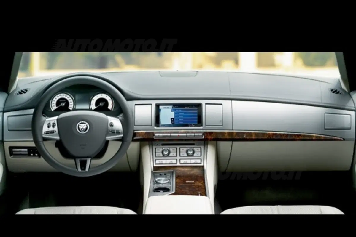 Jaguar XF (13)
