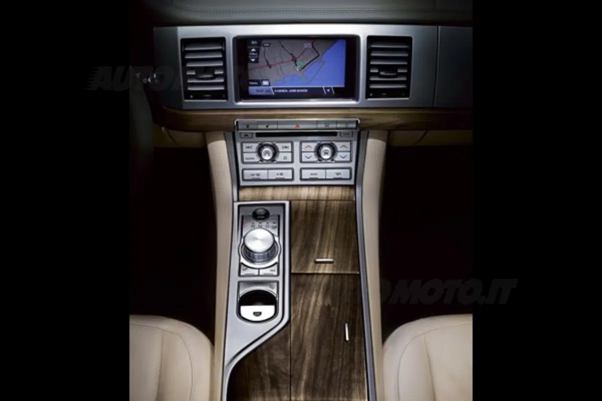 Jaguar XF (14)