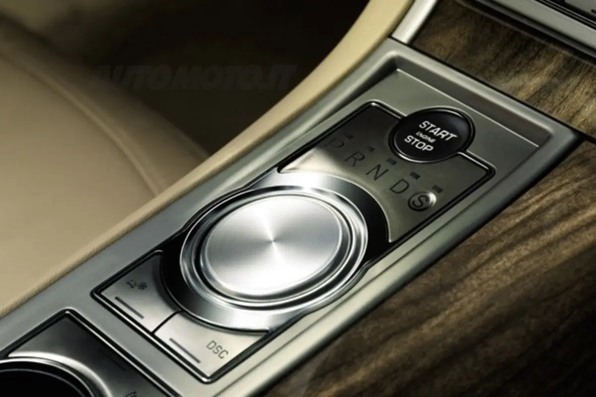 Jaguar XF (16)