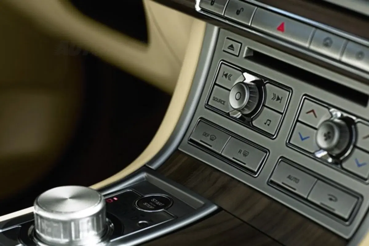 Jaguar XF (17)