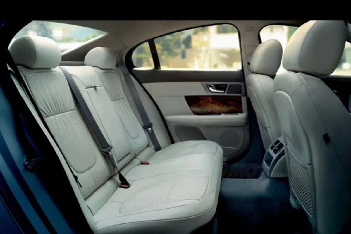 Jaguar XF (18)