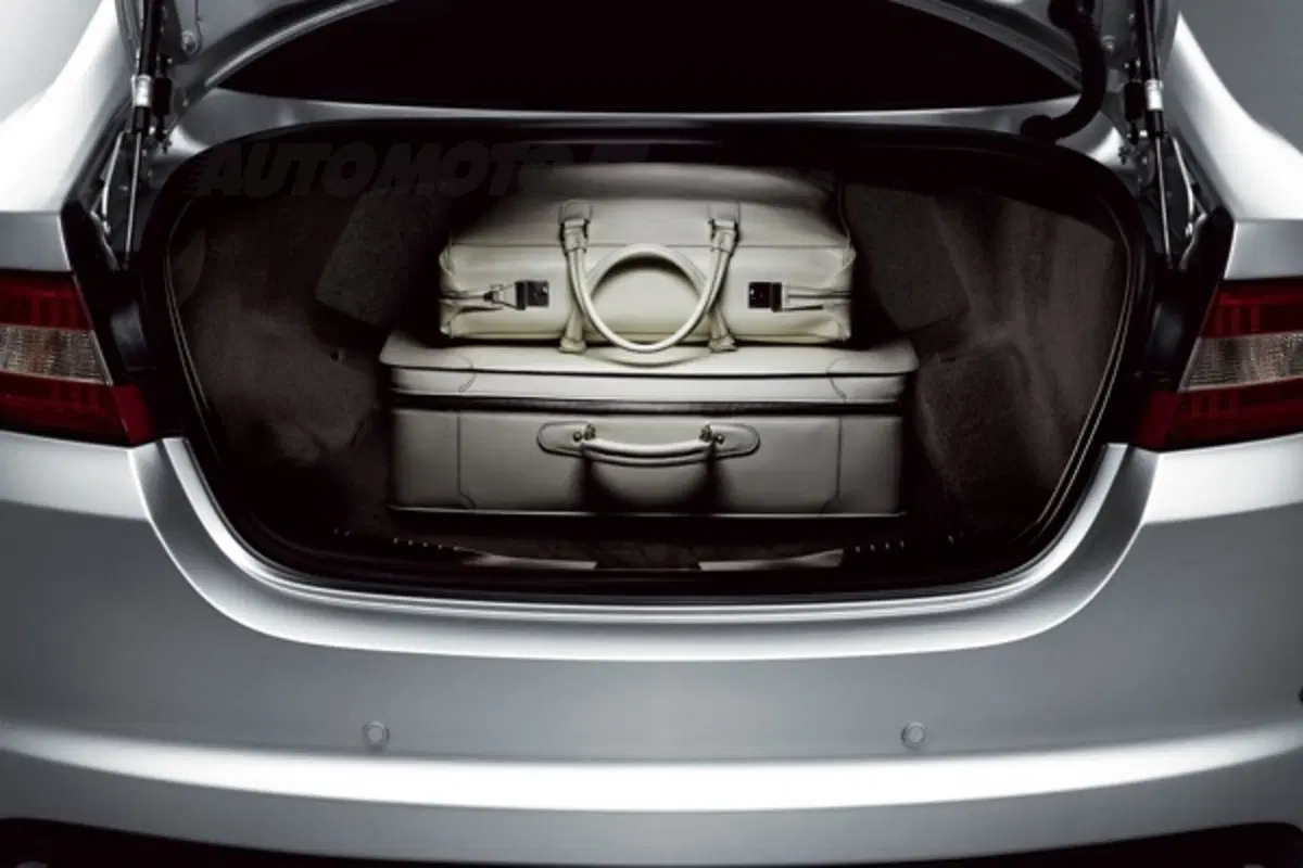Jaguar XF (19)