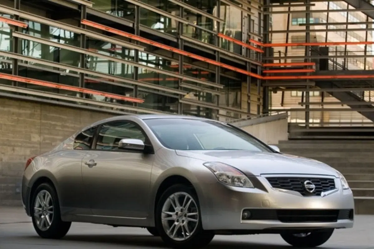 Nissan Altima Coupè (2)