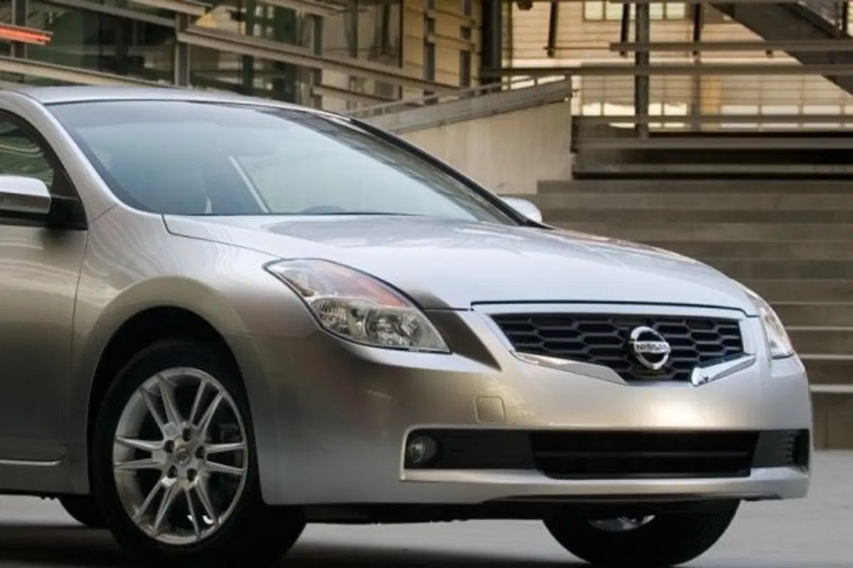 Nissan Altima Coupè (3)
