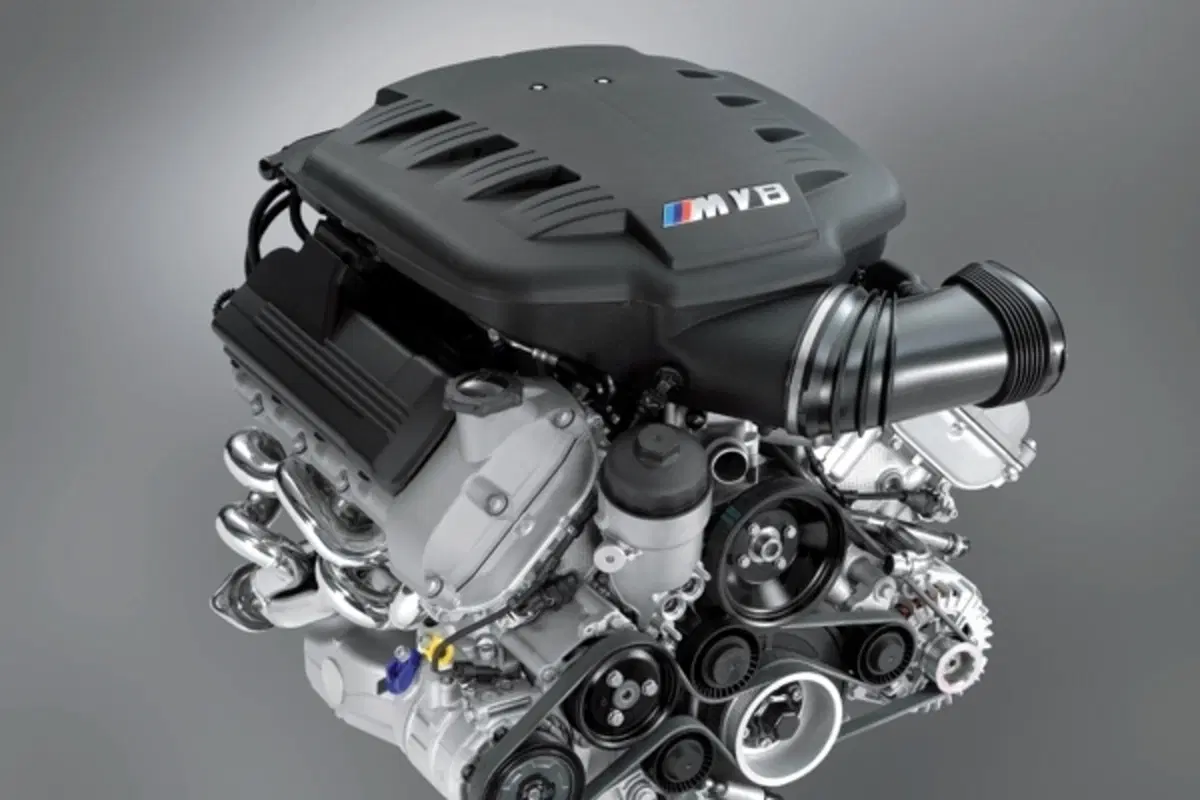 BMW M3: ecco il propulsore V8! (10)