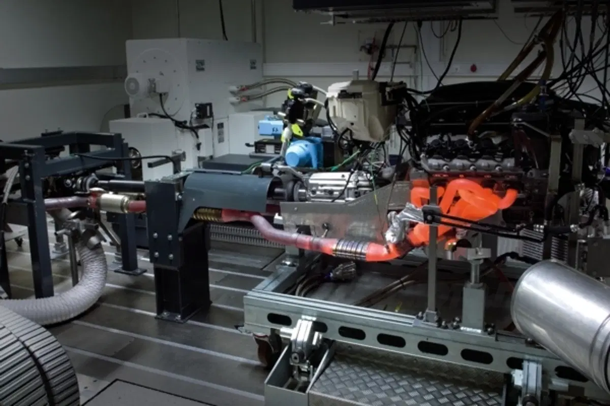 BMW M3: ecco il propulsore V8! (15)