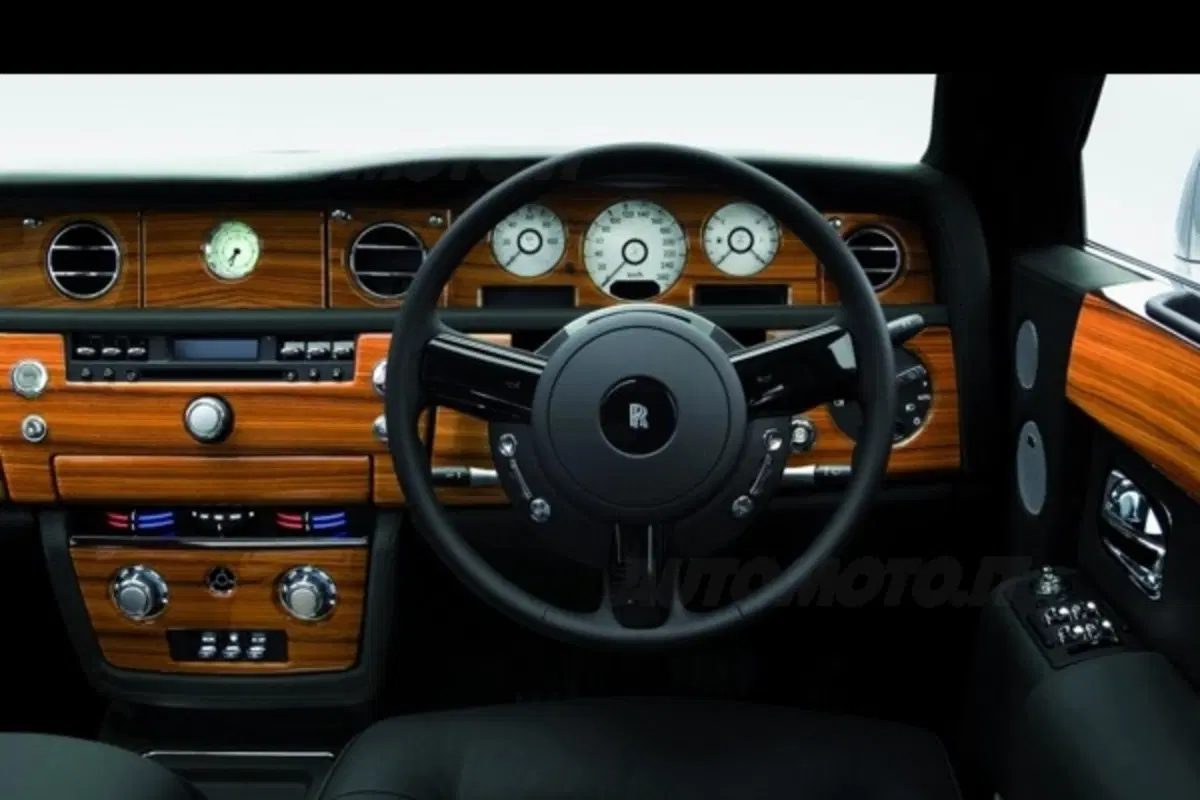Rolls-Royce Phantom Silver (3)
