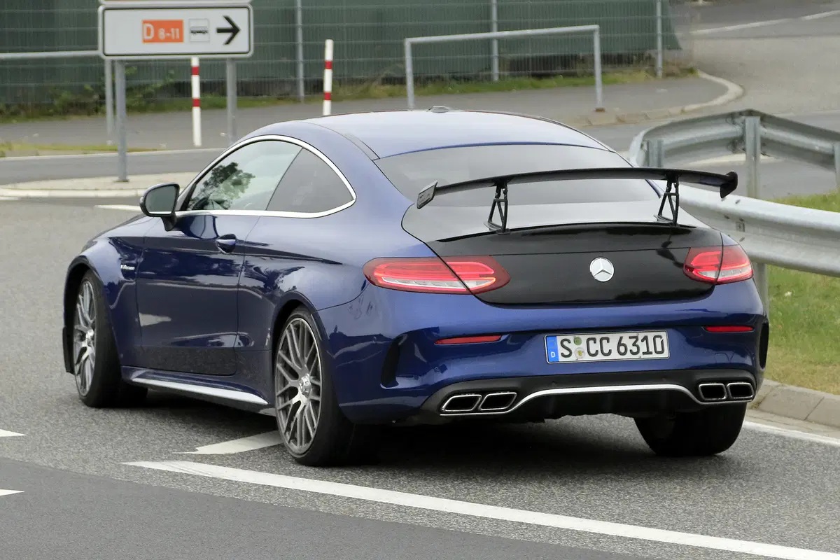 Mercedes C63 AMG: allo studio una versione "R"? (11)