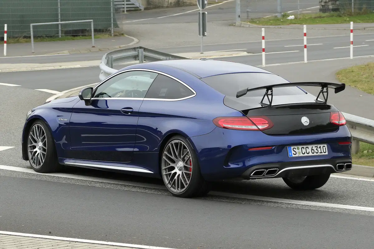 Mercedes C63 AMG: allo studio una versione "R"? (16)
