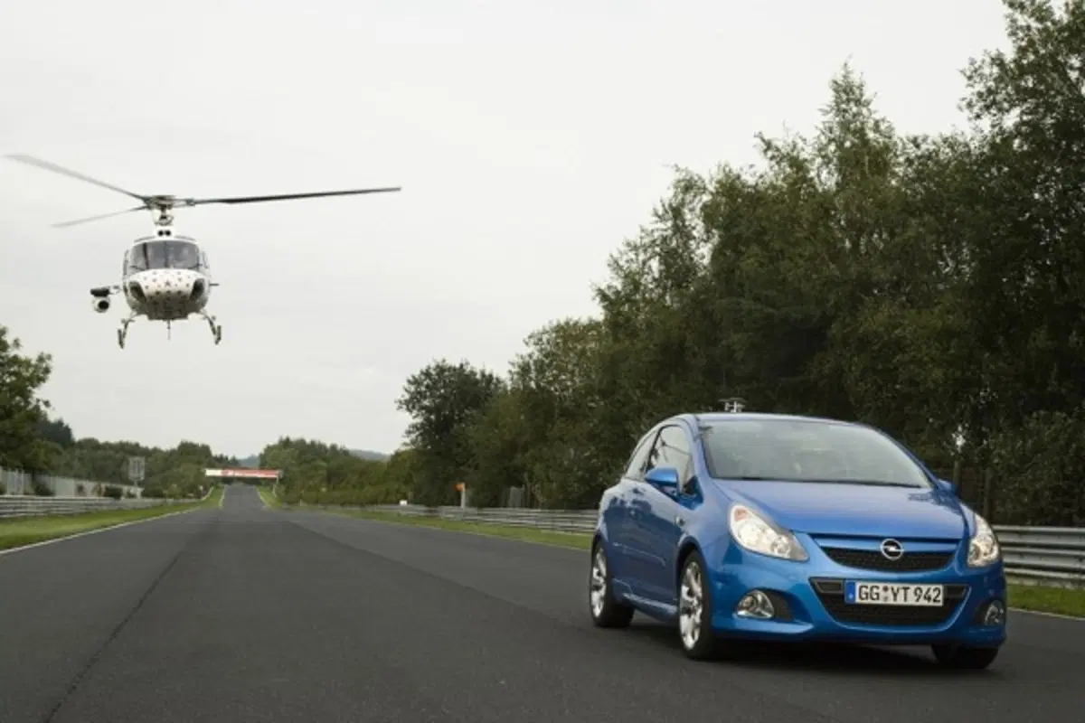 Corsa Opel Performance Center: nuovo record al Ring