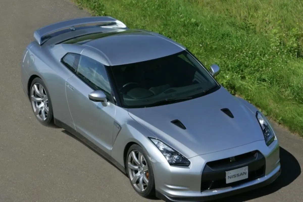 Nissan GT-R (2)