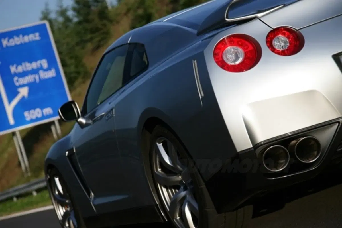 Nissan GT-R (8)