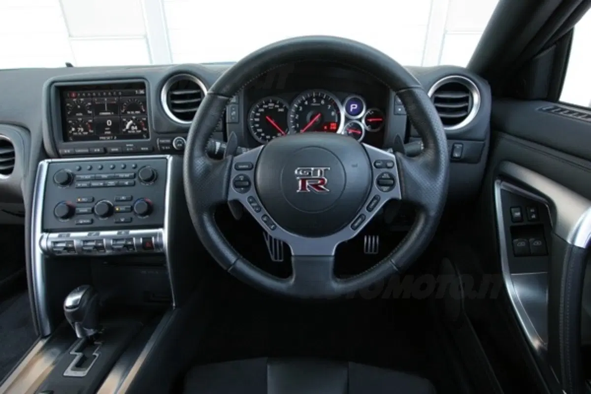 Nissan GT-R (9)