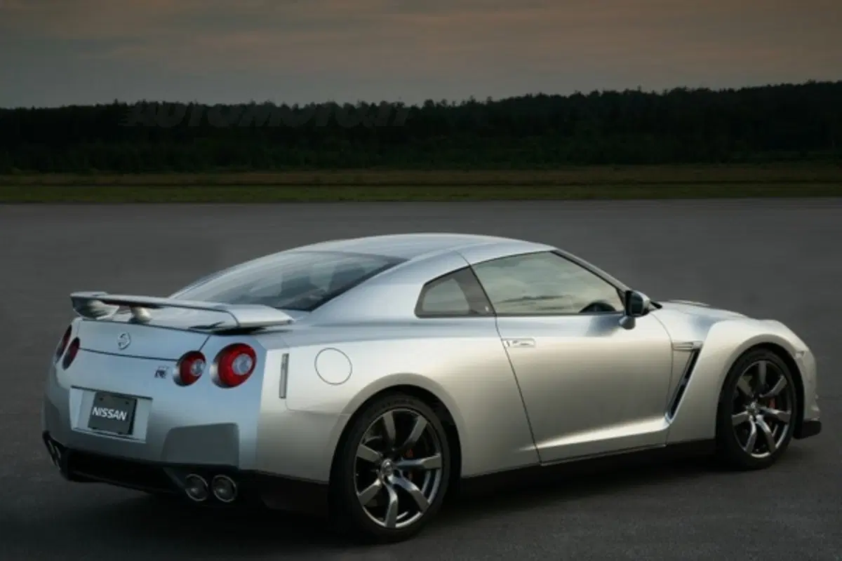 Nissan GT-R (32)