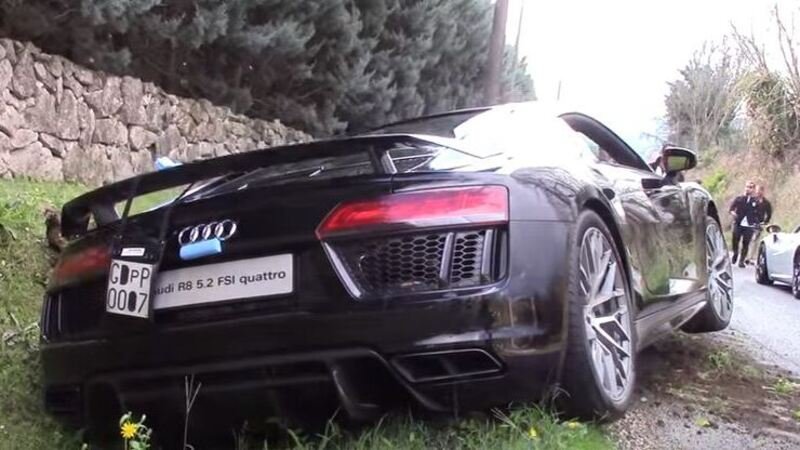 Audi R8 finisce in un fosso dopo accelerazione [Video]