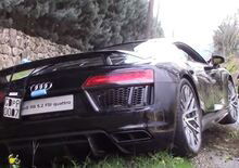 Audi R8 finisce in un fosso dopo accelerazione [Video]