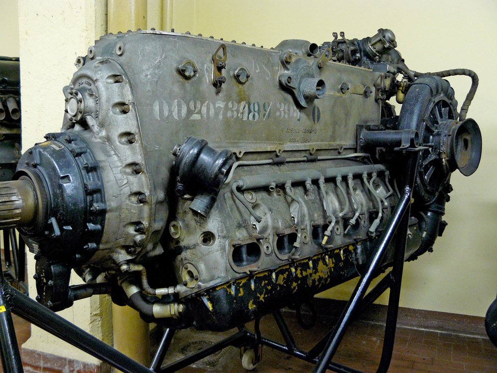 I primi motori a benzina ad adottare di serie l&rsquo;iniezione diretta sono stati quelli d&rsquo;aviazione tedeschi a partire dalla seconda met&agrave; degli anni Trenta. Questo &egrave; un Daimler Benz DB 605 a 12 cilindri a V invertito di 35,7 litri di cilindrata, entrato in produzione nel 1942 