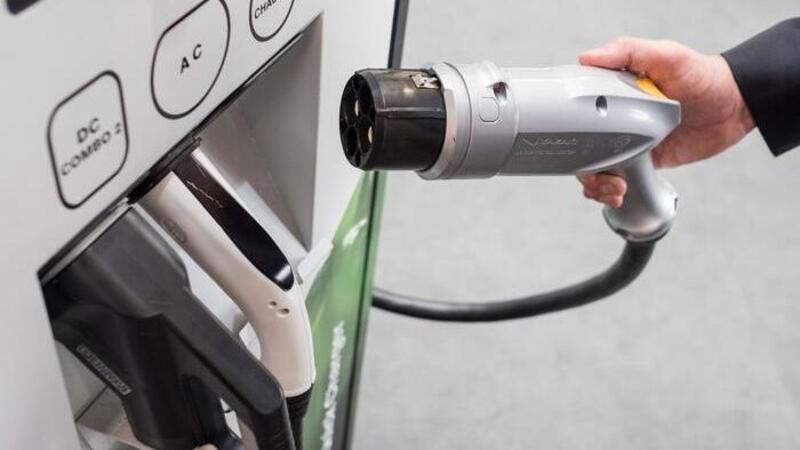 Auto elettriche, ogni nuova abitazione nell&#039;UE avr&agrave; un punto di ricarica 