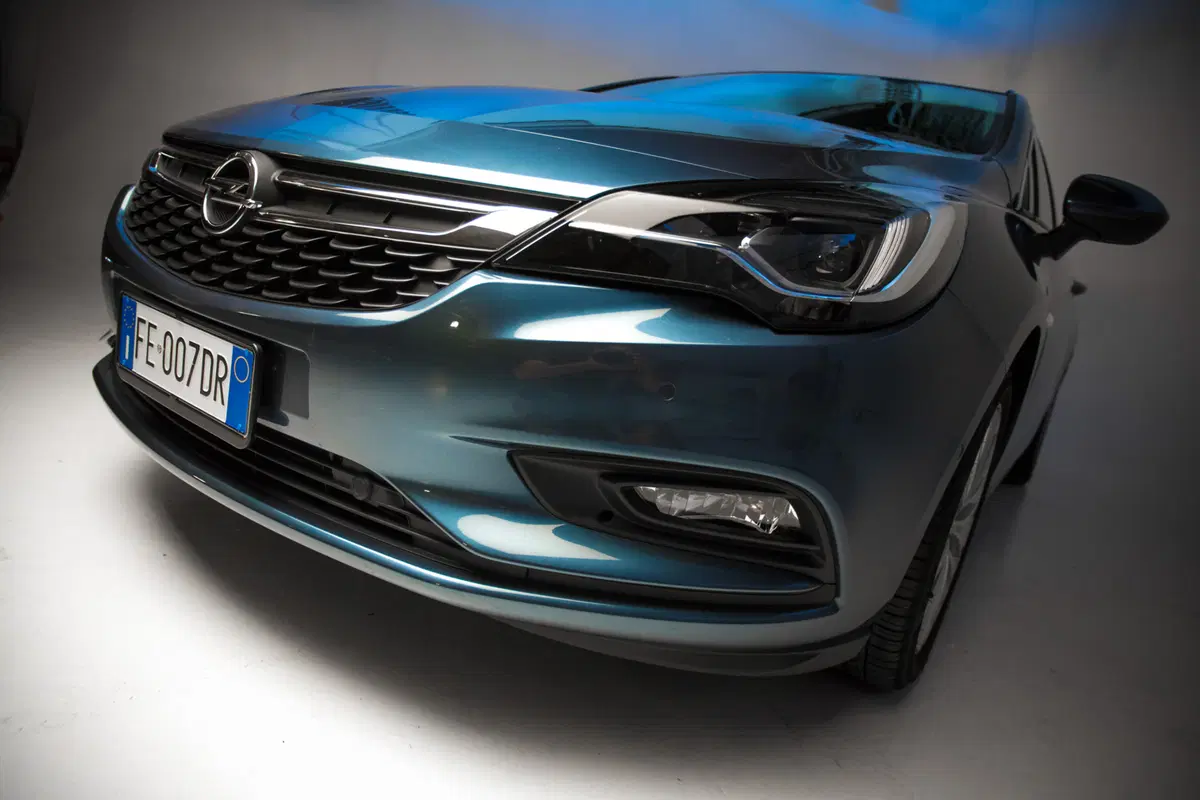 Opel Astra, ecco perché scegliere i fari full led a matrice IntelliLux [Video]