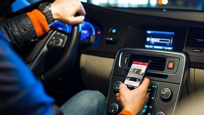 Smartphone alla guida: se non lo usi vieni premiato