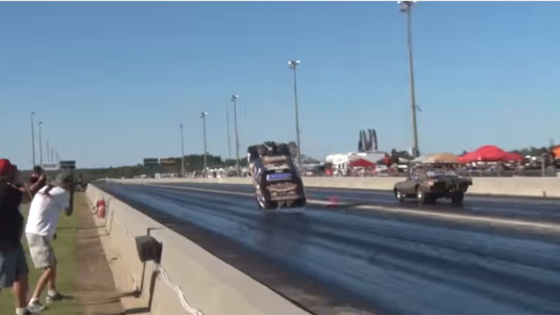 Mustang decolla durante una drag race [Video]