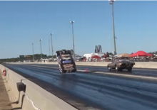 Mustang decolla durante una drag race [Video]