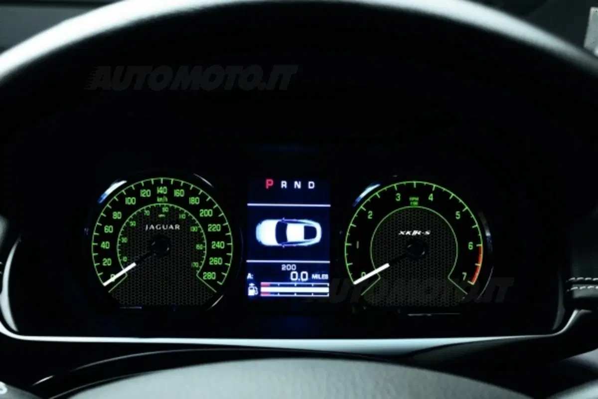 Jaguar XKR-S (5)