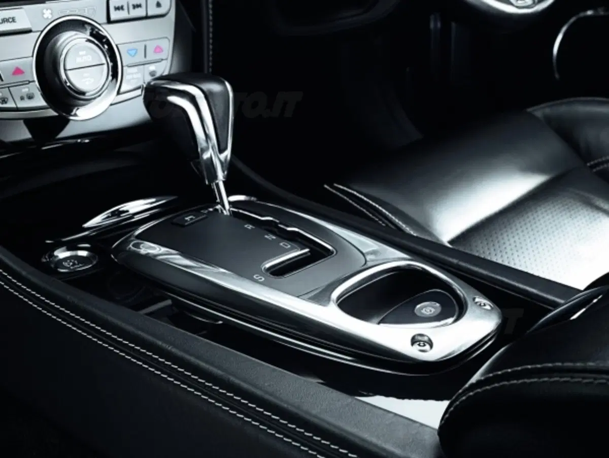 Jaguar XKR-S (8)