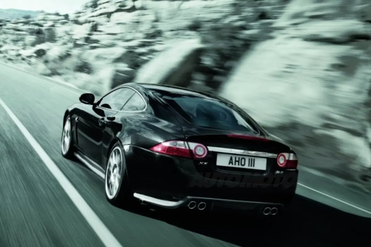Jaguar XKR-S (15)