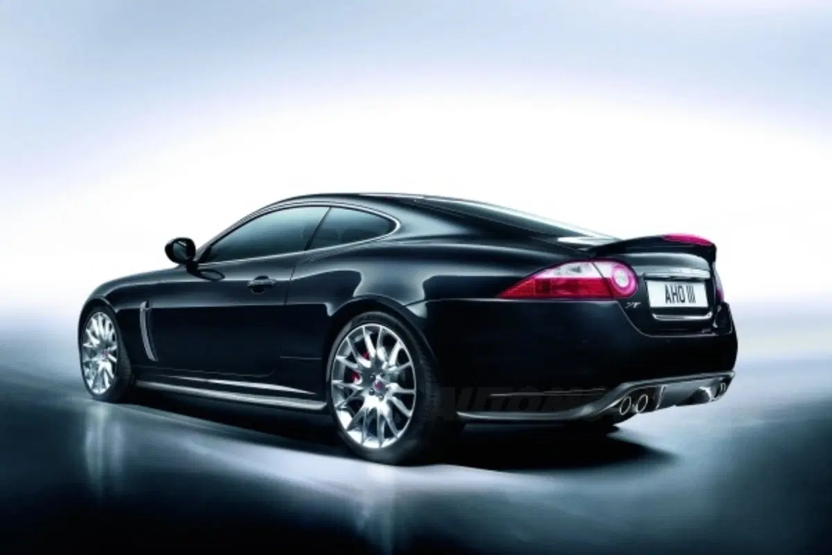 Jaguar XKR-S (17)