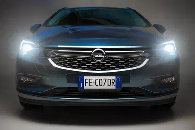 Opel Astra, abbiamo testato per voi i fari full led a matrice IntelliLux [Video]