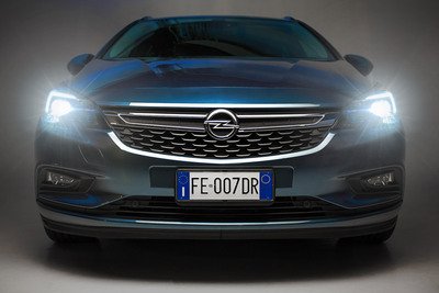 Opel Astra, abbiamo testato per voi i fari full led a matrice IntelliLux [Video]