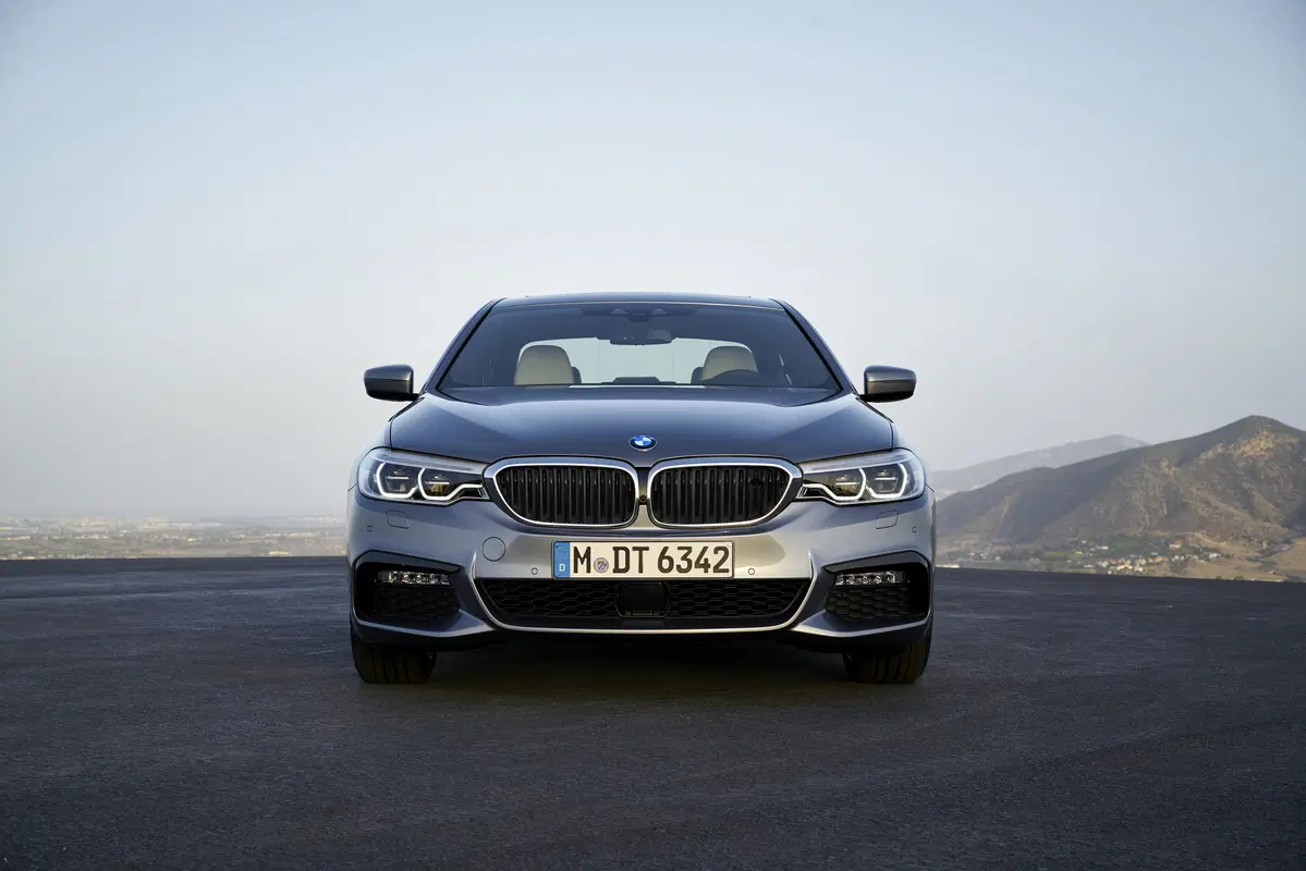 Nuova BMW Serie 5: dinamica e interconnessa (2)