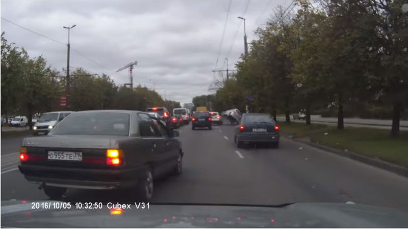 Come non comportarsi in caso di traffico: Toyota Yaris si ribalta [Video]