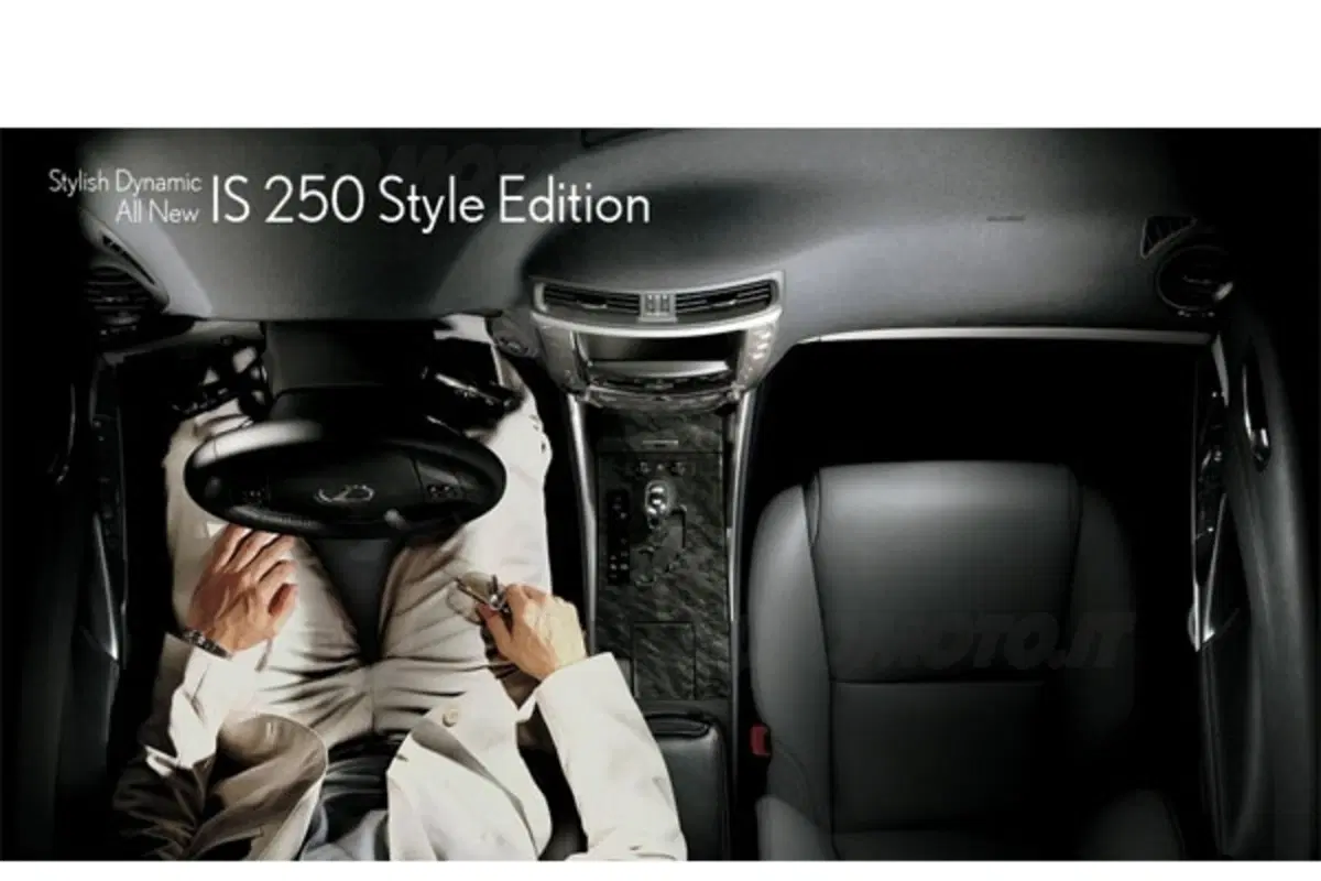 Lexus IS restyling - foto ufficiali (2)