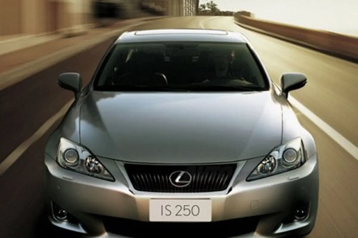 Lexus IS restyling - foto ufficiali (10)