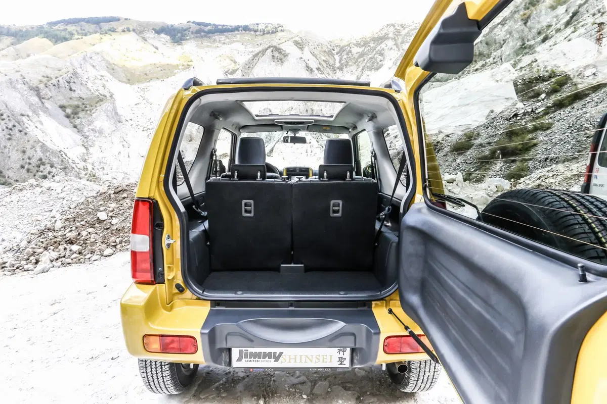 Suzuki Jimny Shinsei: ispirato agli anni Settanta (12)