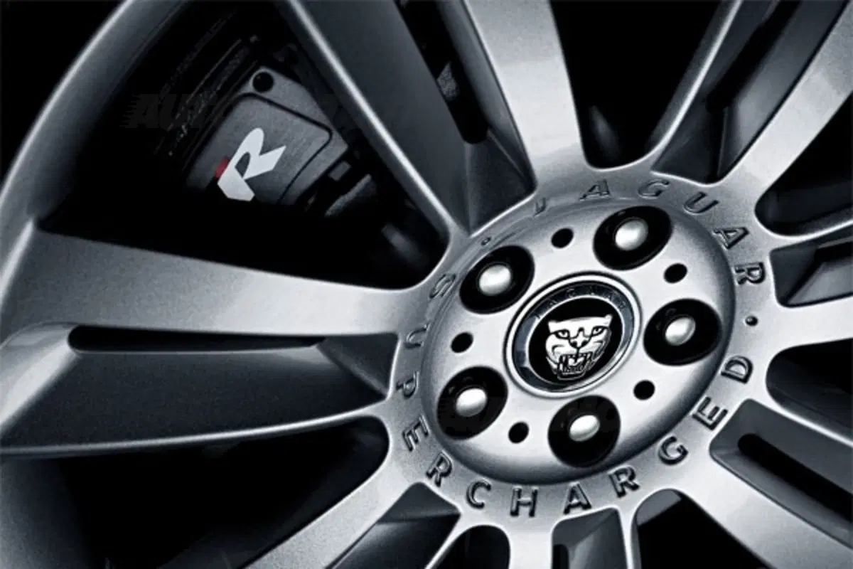 Nuova Jaguar XK-R (9)