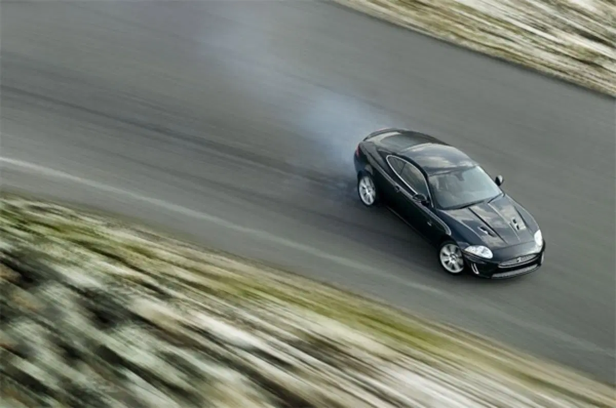 Nuova Jaguar XK-R (26)