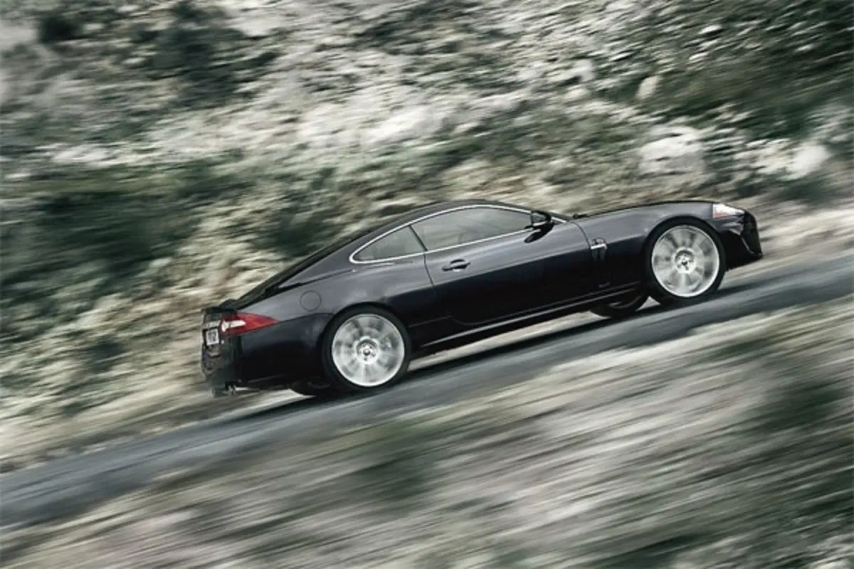 Nuova Jaguar XK-R (27)