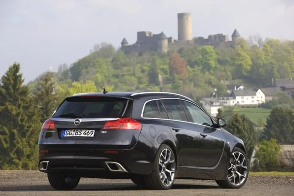 Opel Insignia Sports Tourer OPC (6)