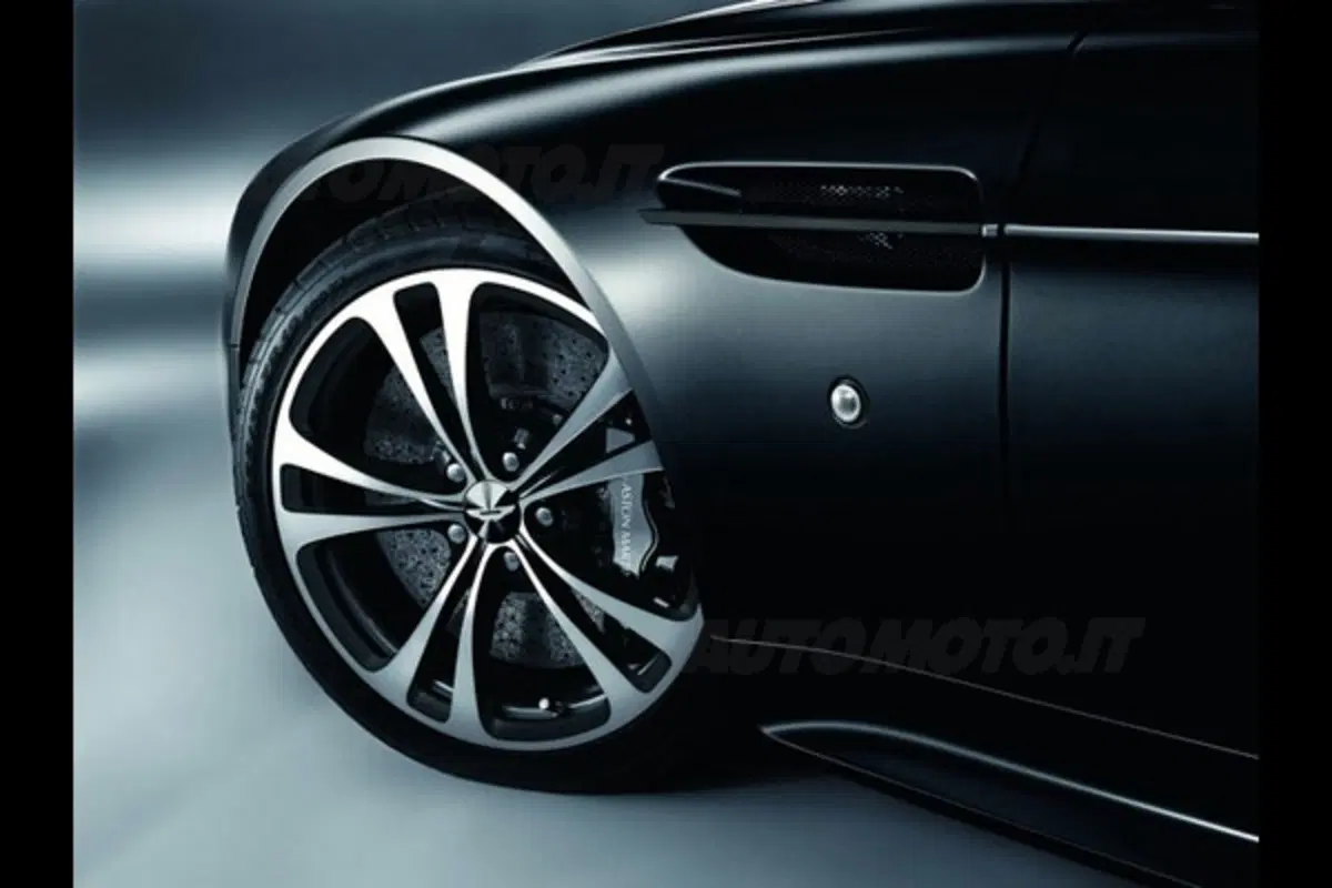 Aston Martin V12 Vantage e DBS Carbon Black (3)